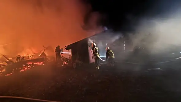 Nocne interwencje strażaków w powiecie szczycieńskim – pożar w Leleszkach i wypadek w Jerutach