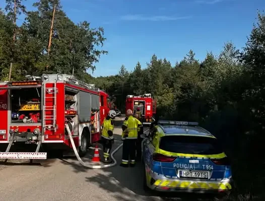 Pożar samochodu w Piecach. Interweniowały zastępy OSP i PSP