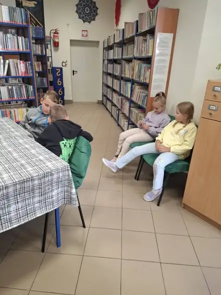 Pierwszoklasiści z Olszyn odkrywali tajniki biblioteki