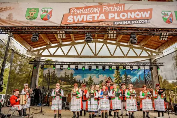 Powiatowy Festiwal Święta Plonów w Rozogach – artystyczna scena zachwyciła publiczność