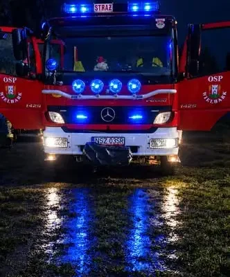 Dachowanie samochodu osobowego w Wielbarku – akcja służb ratunkowych