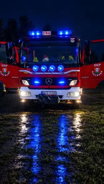 Dachowanie samochodu osobowego w Wielbarku – akcja służb ratunkowych