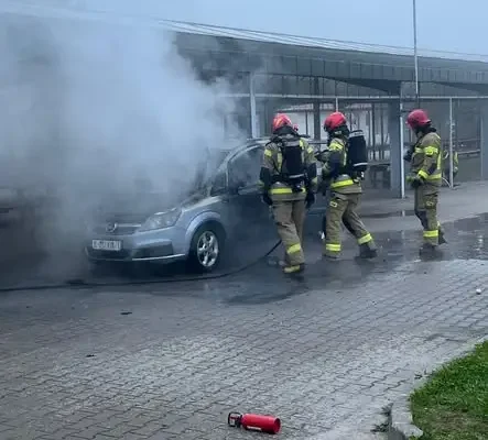 Pożar opla zafiry na targowisku miejskim w Szczytnie