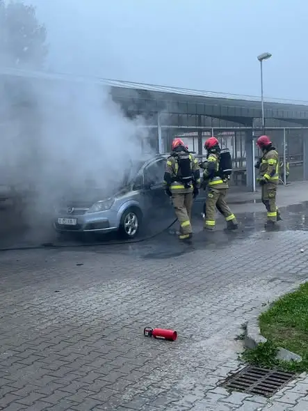 Pożar opla zafiry na targowisku miejskim w Szczytnie
