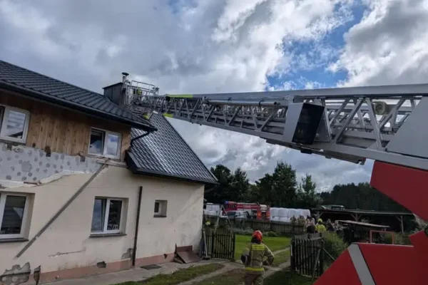 Pożar budynku w Farynach. Cztery jednostki OSP i JRG Szczytno w akcji