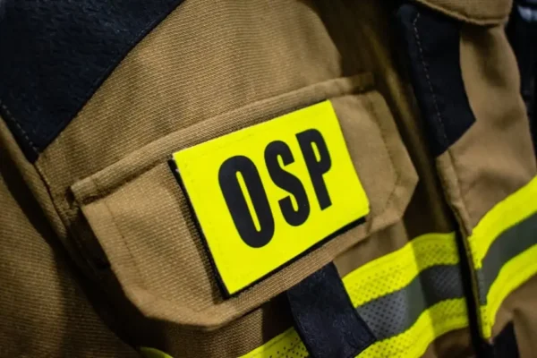 Plama substancji ropopochodnej na DK58 i DW545 w Jedwabnie – interwencja OSP