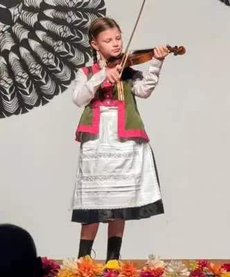 Młodzi skrzypkowie z Gminy Rozogi triumfują na Kurpiowskim Graniu w Lelisie
