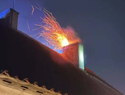 Pożar sadzy w kominie w Gromie. Interweniowały trzy jednostki straży pożarnej