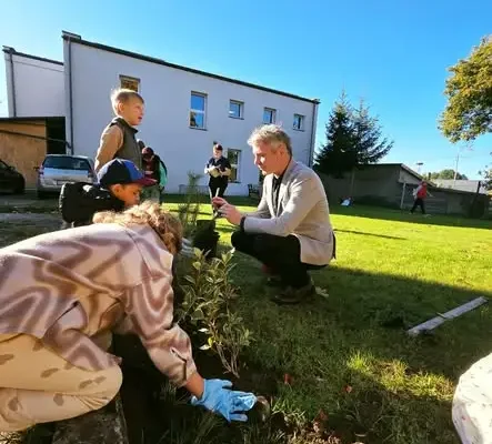 Pierwszoklasiści z Dźwierzut zasadzili drzewa z GOK