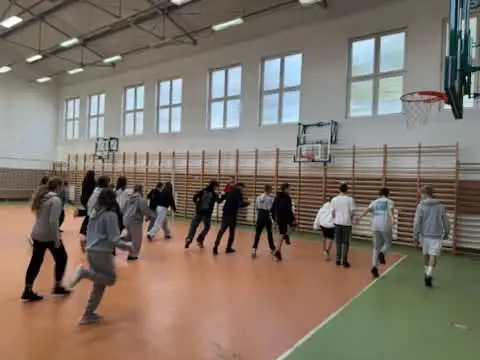 Kurpiowska tradycja ożyła w szkołach w Dąbrowach i Klonie