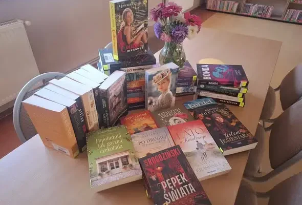 Nowe książki w bibliotece w Rozogach – jesienna oferta dla czytelników