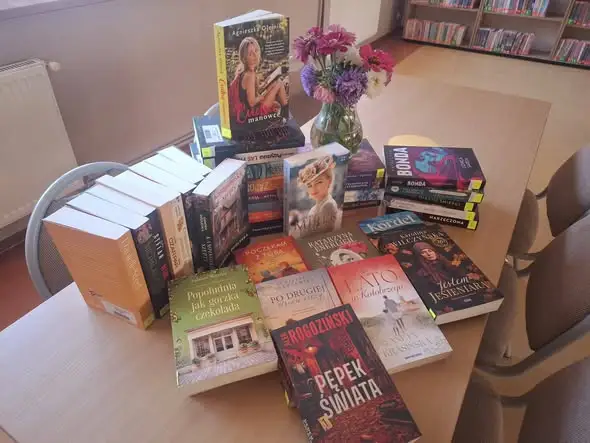 Nowe książki w bibliotece w Rozogach – jesienna oferta dla czytelników