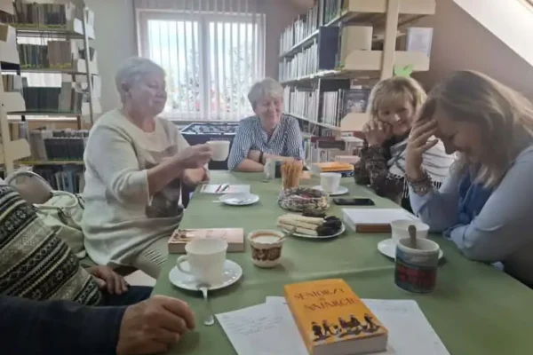 Seniorzy w natarciu – Dyskusyjny Klub Książki w Rozogach o sile wieku