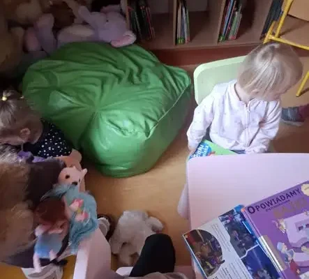 Przedszkolaki z Krainy Uśmiechu odwiedziły bibliotekę w Rozogach