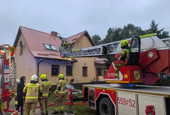 Pożar budynku w Głuchu — siedem jednostek OSP i JRG Szczytno w akcji