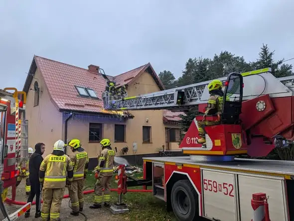 Pożar budynku w Głuchu — siedem jednostek OSP i JRG Szczytno w akcji