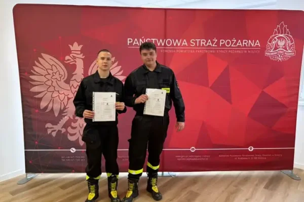 Dwóch nowych strażaków w OSP Jedwabno po szkoleniu w Nidzicy