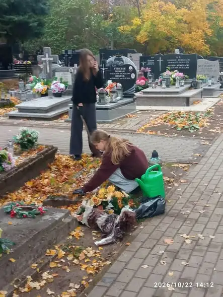 Szkolni wolontariusze porządkowali cmentarz i zapalili znicze na opuszczonych grobach