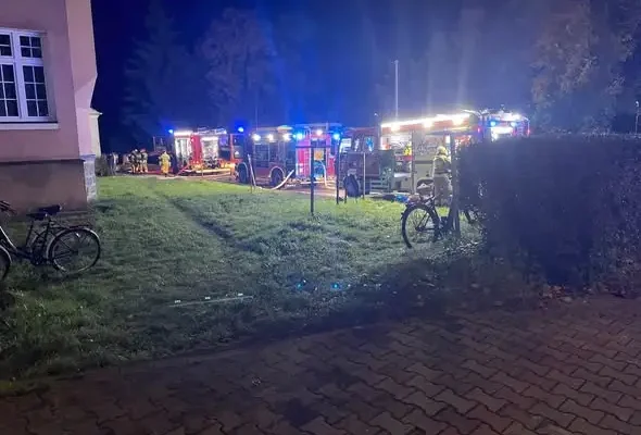 Nocny pożar budynku mieszkalnego w Szczytnie. Siedem zastępów w akcji