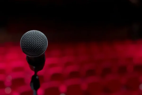 Stand-up „Za dużo na głowie” w MOK Pasym – Cezary Sadowski na scenie