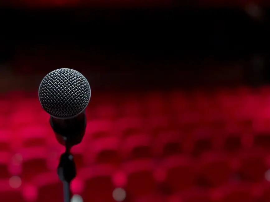Stand-up „Za dużo na głowie” w MOK Pasym – Cezary Sadowski na scenie
